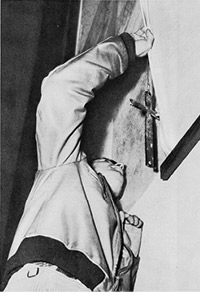 Max Weiler bei der Verhängung seiner Fresken
in der Theresienkirche in Innsbruck, 1950