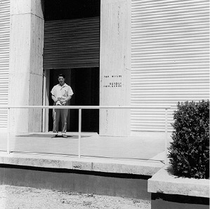 Max Weiler vor dem Österreich-Pavillon auf der 30. Biennale in Venedig, 1960