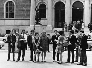 Max Weiler mit seinen Studenten anlässlich deren Diplom- verleihung vor der Akademie der bildenden Künste Wien, 1968