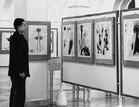 Max Weiler in seiner Ausstellung «Arbeiten auf Papier 1931–1978» in der Graphischen Sammlung Albertina, Wien 1978