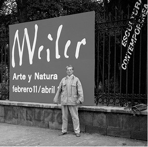 Max Weiler vor dem Museo de Arte Moderno in Mexiko City anlässlich seiner Ausstellung, Februar 1989