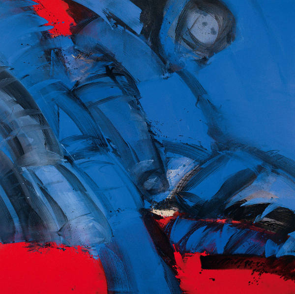 B8 Figur mit blauer Wand