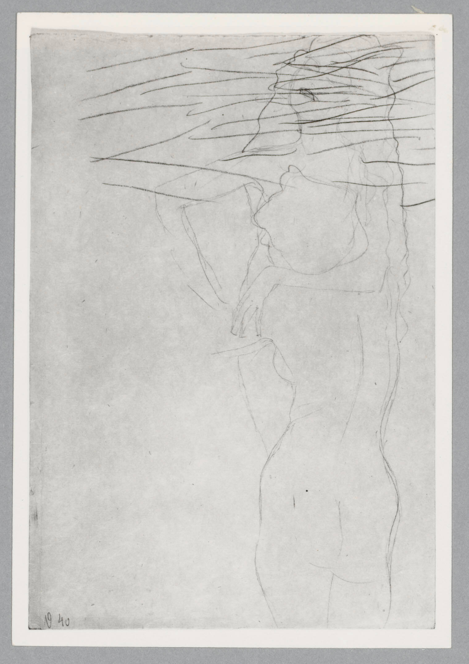 Ähnliche Stellung wie Kat. Nr. 1353, die frontale Figur mit langen Haaren